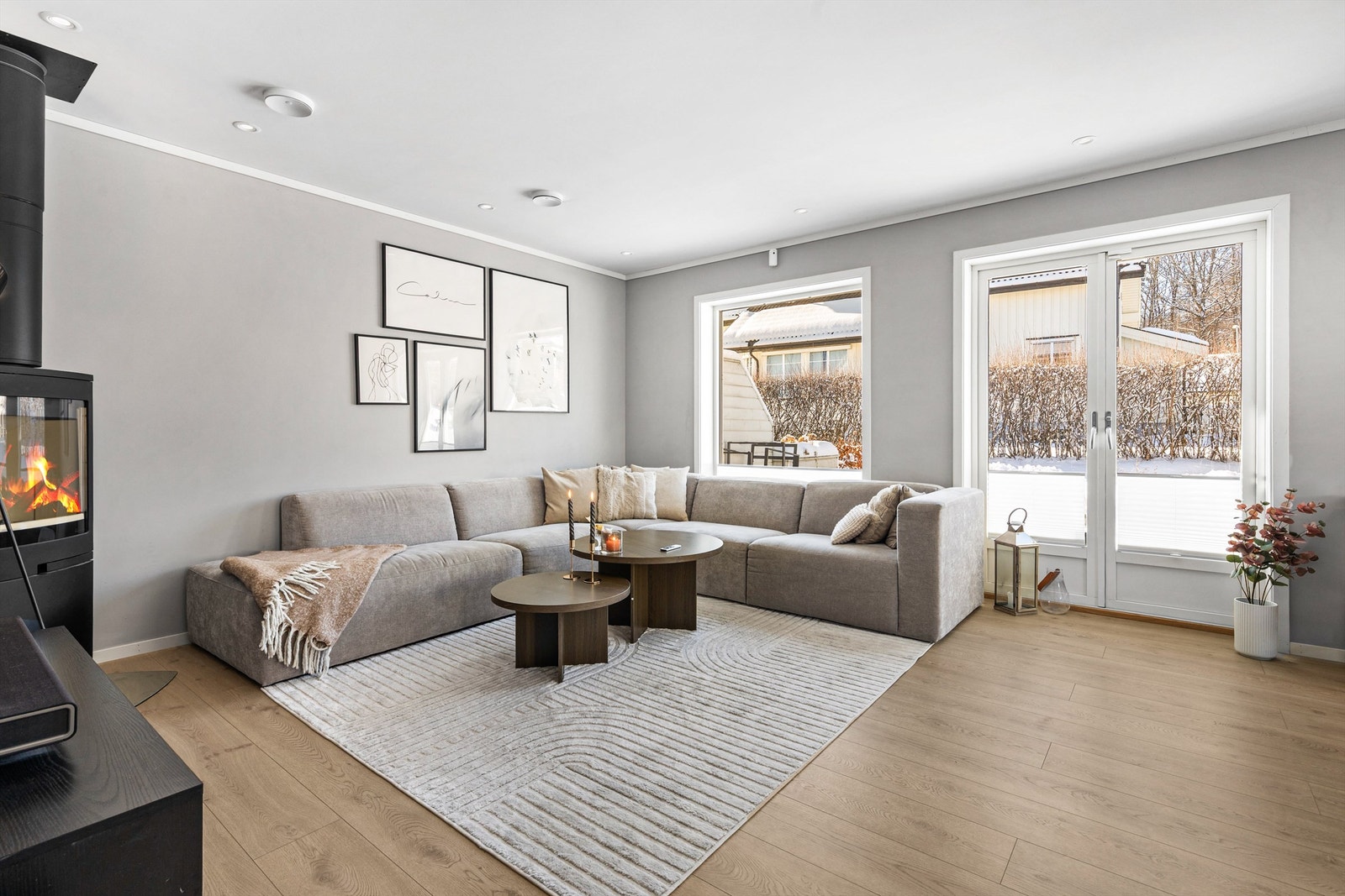 Stuen er av god størrelse med plass til sittegruppe og TV-område. Galleribilde