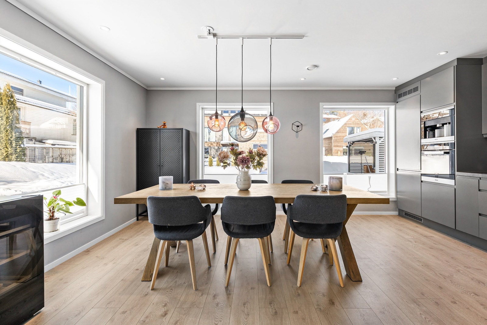 Spisestue med plass til stort spisebord. Galleribilde