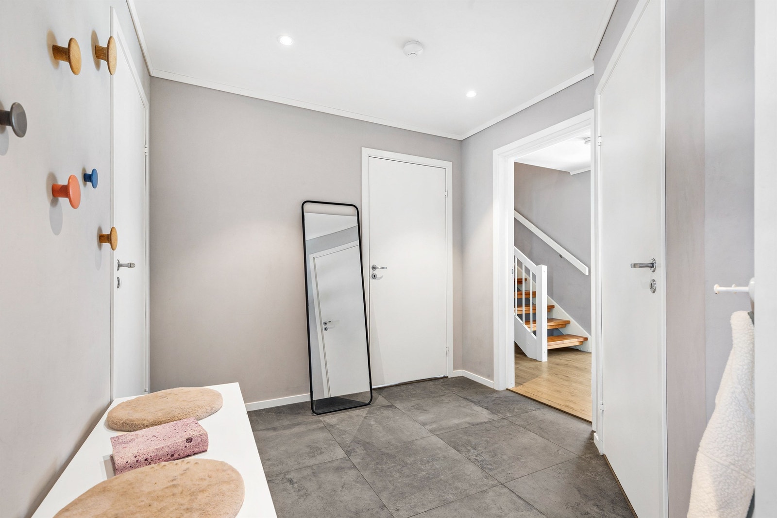 Entré med plass til garderobeskap og knaggrekker. Fra entreen er det tilgang til toalettrom, begge etasjens soverom, teknisk rom og stuen. Galleribilde