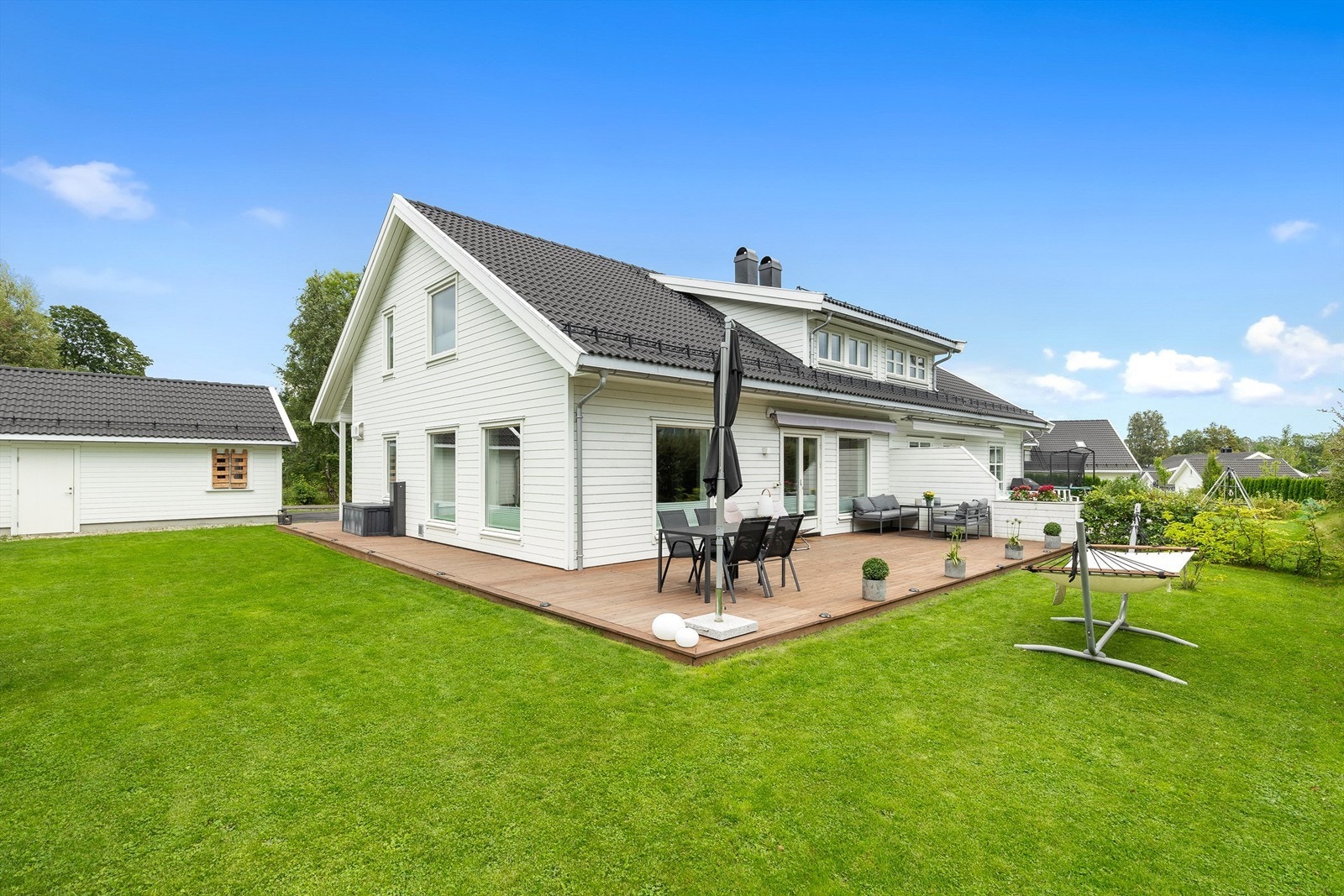 Boligen har en flott hage og en stor markterrasse med god plass til utemøbler. Galleribilde