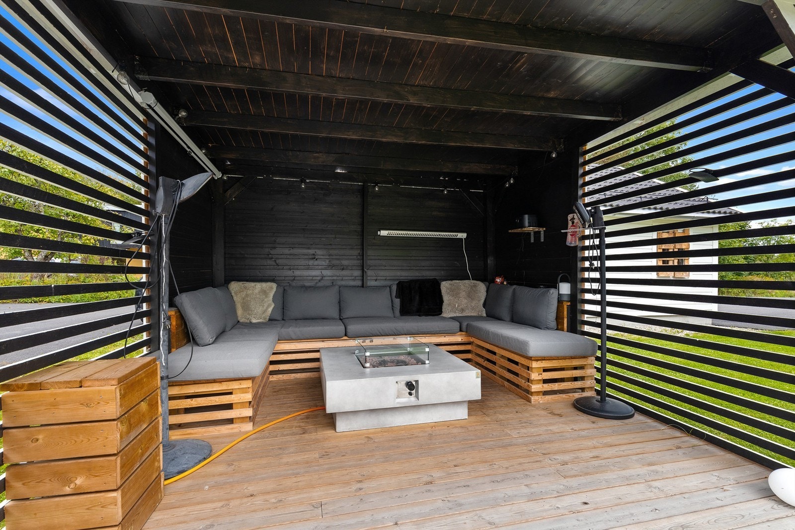 Overbygd uteplass med gasspeis og varmelamper. Galleribilde