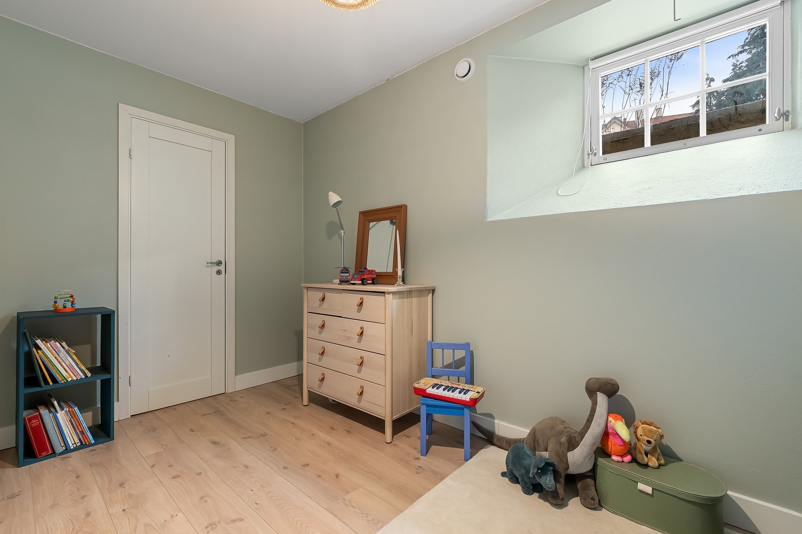 Rommet har en innvendig bod som kan brukes som kontor eller omkledningsrom Galleribilde