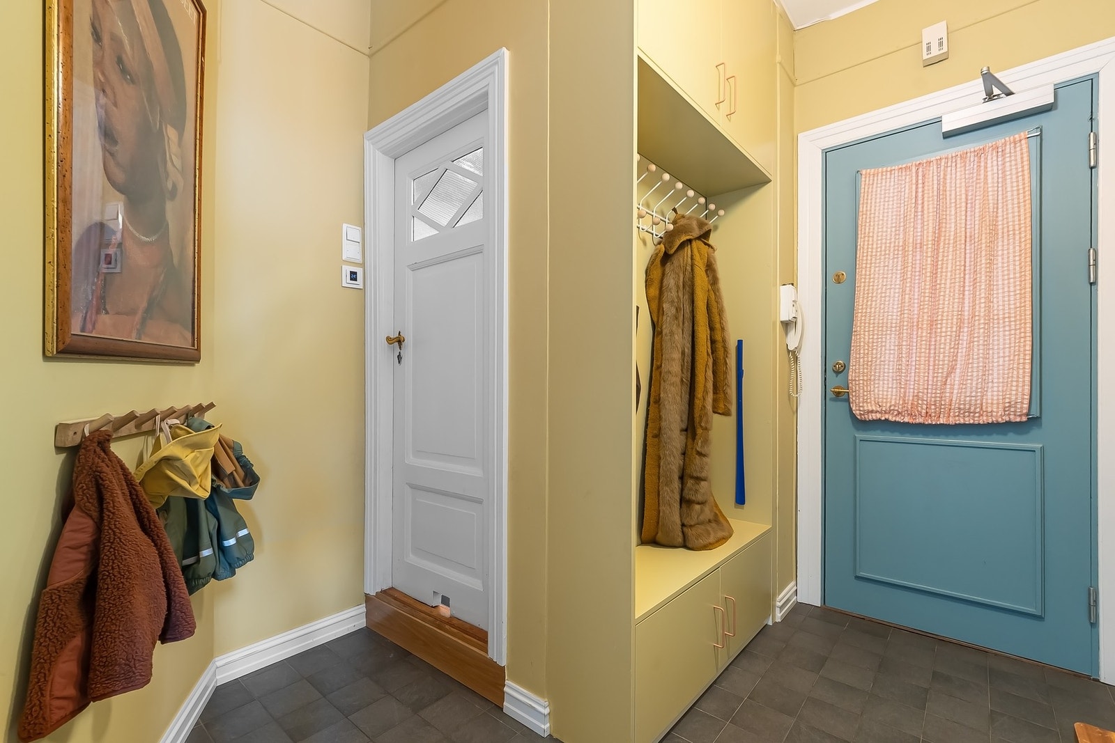 Entré med plass til oppbevaring av sko og yttertøy i plassbygd skap Galleribilde