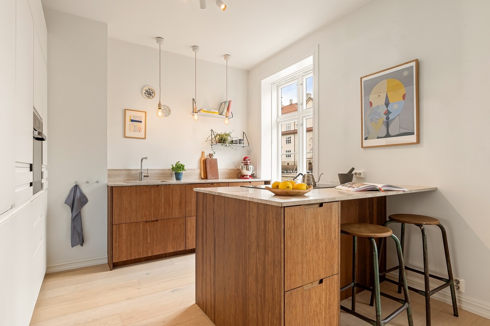 IKEA kjøkkeninnredning fra 2021 med glatte fronter og benkeplate i stein Galleribilde