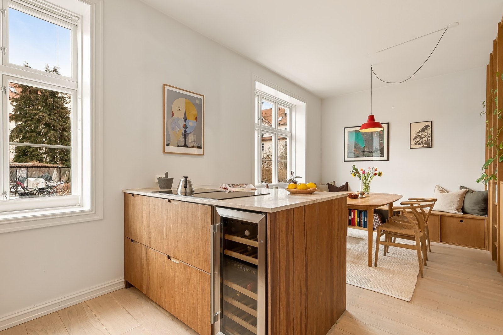 Kjøkkenøy som skaper ett sosialt punkt mellom spiserom og kjøkkenet Galleribilde