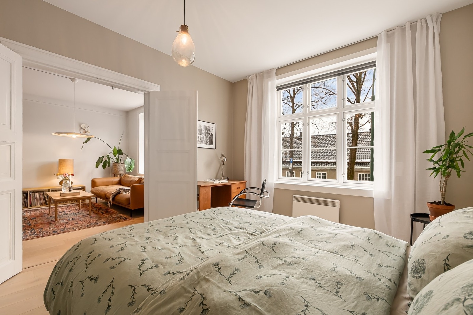 Leilighetens hovedsoverom finner du i 1.etasje og er lyst, luftig og lydisolert Galleribilde