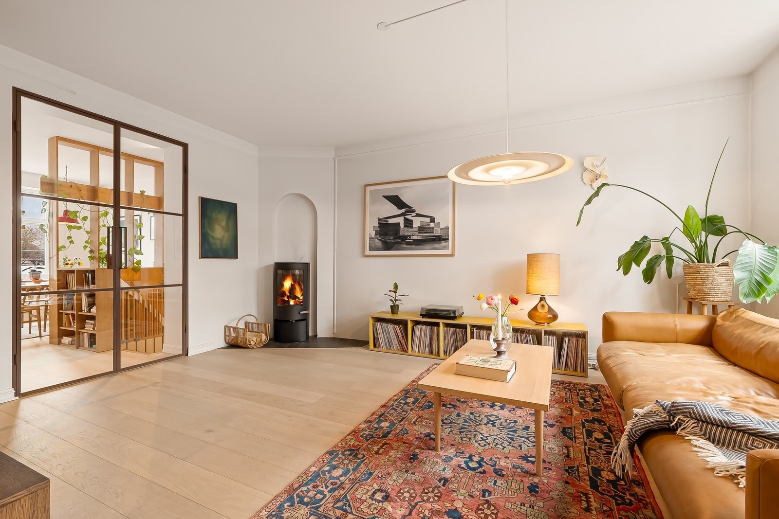 Stor stue med god plass til sofa, tv og tilhørende møblememt Galleribilde