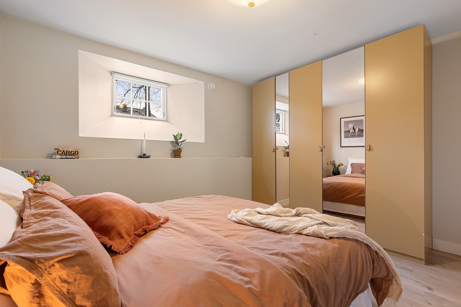 Her er det god plass til dobbeltseng, nattbord og garderobeskap Galleribilde