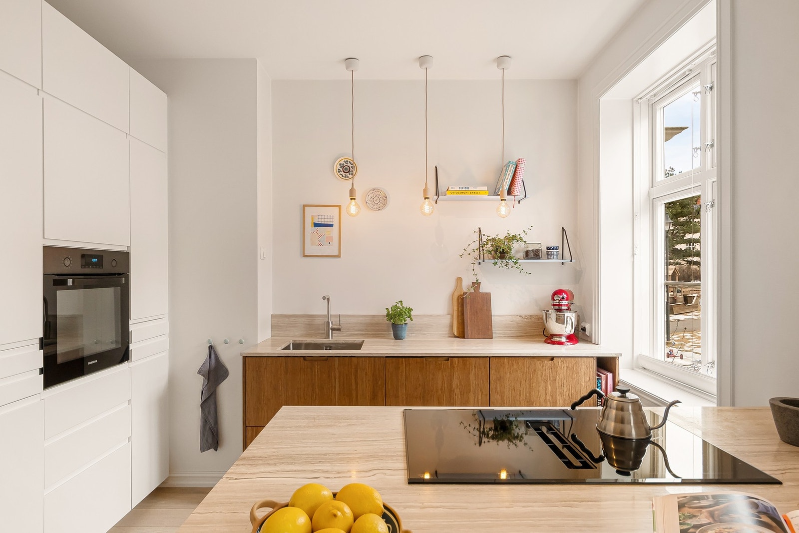 Kjøkkenet er moderne og praktisk utformet med rikelig skap- og benkeplass Galleribilde