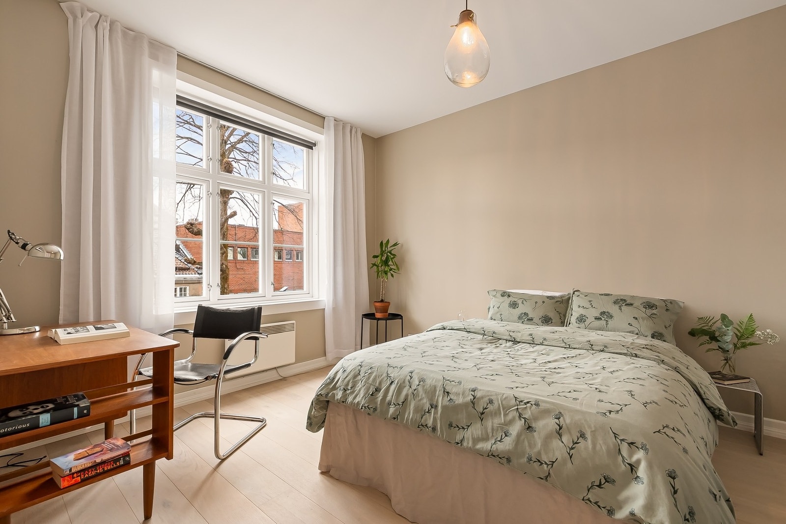 Rommet har god plass til dobbeltseng og garderobeløsning Galleribilde