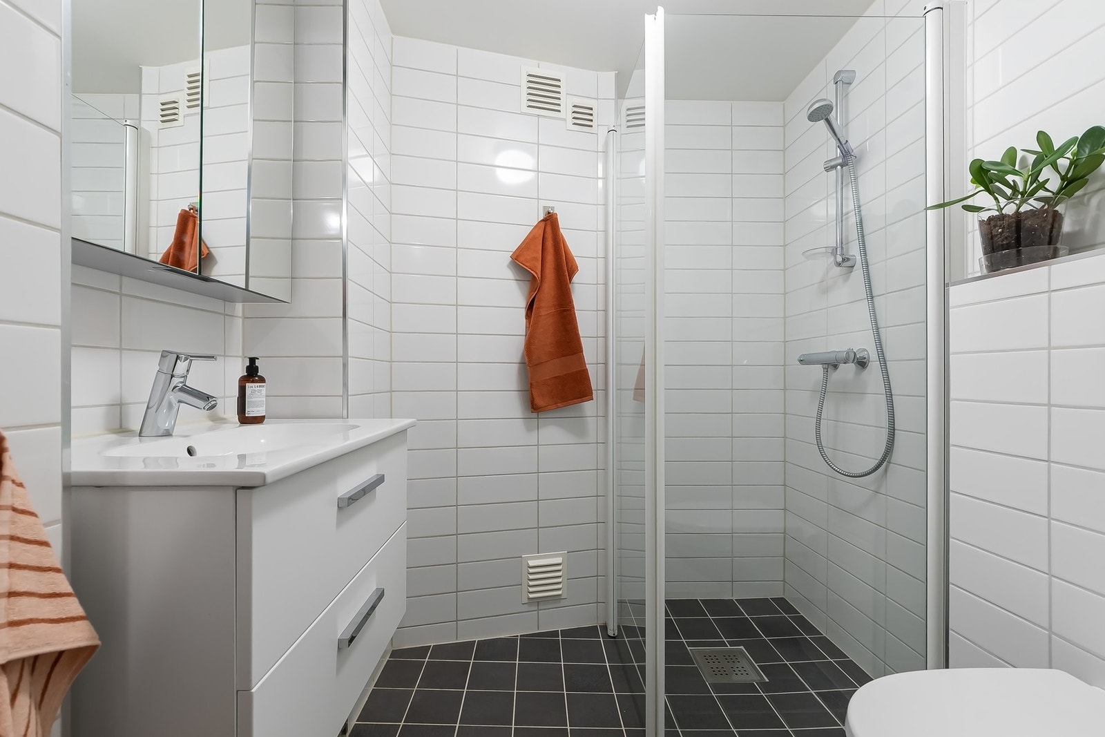 Eget bad i underetasjen Galleribilde