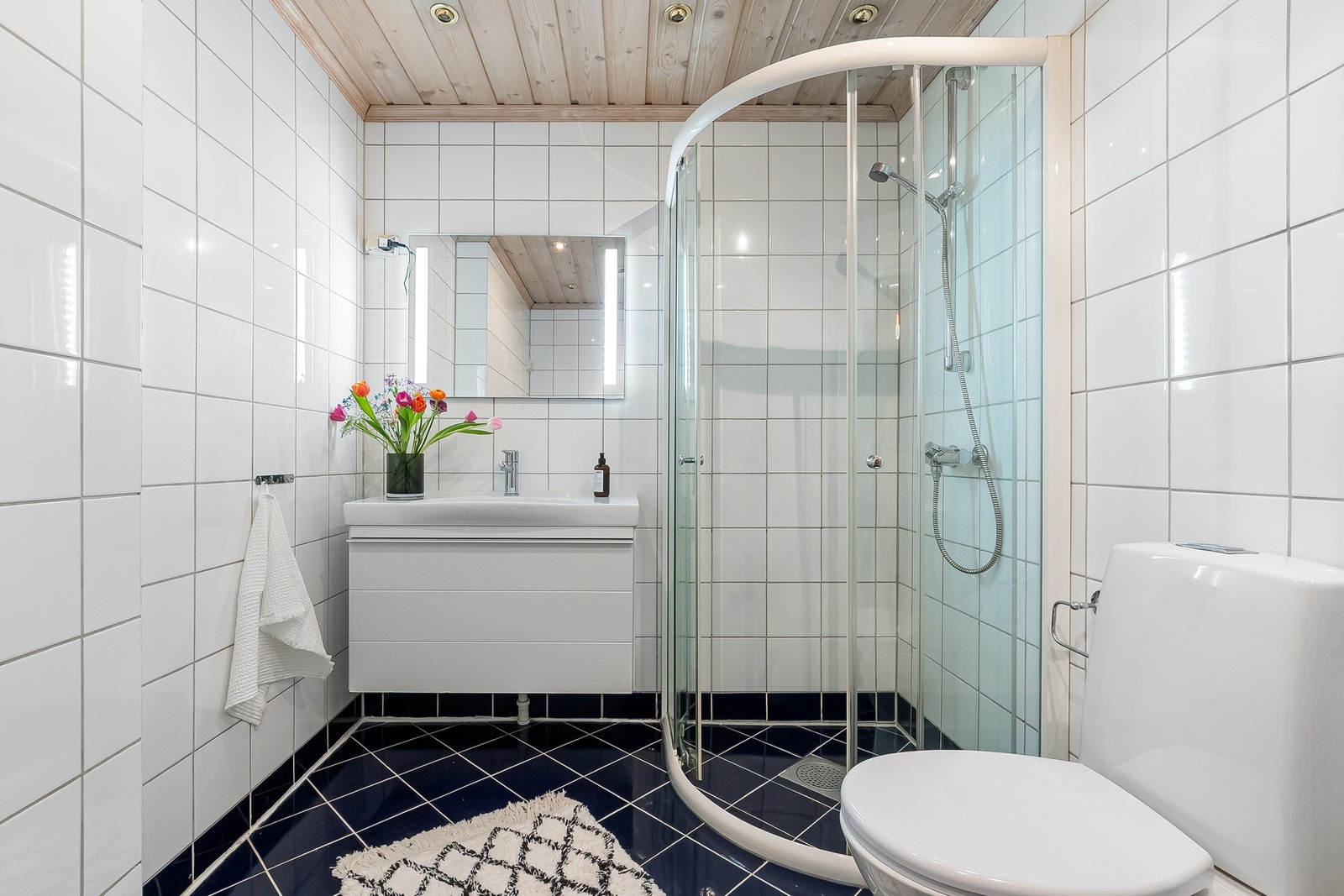 Her finner man dusjhjørne, servant med underskap, gulvvarme og opplegg for vaskemaskin Galleribilde