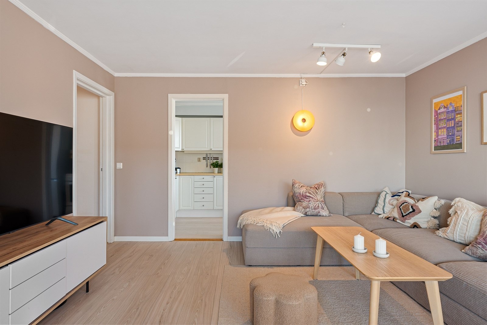 God plass til romslig sofa, adkomst til kjøkken fra stue. Galleribilde