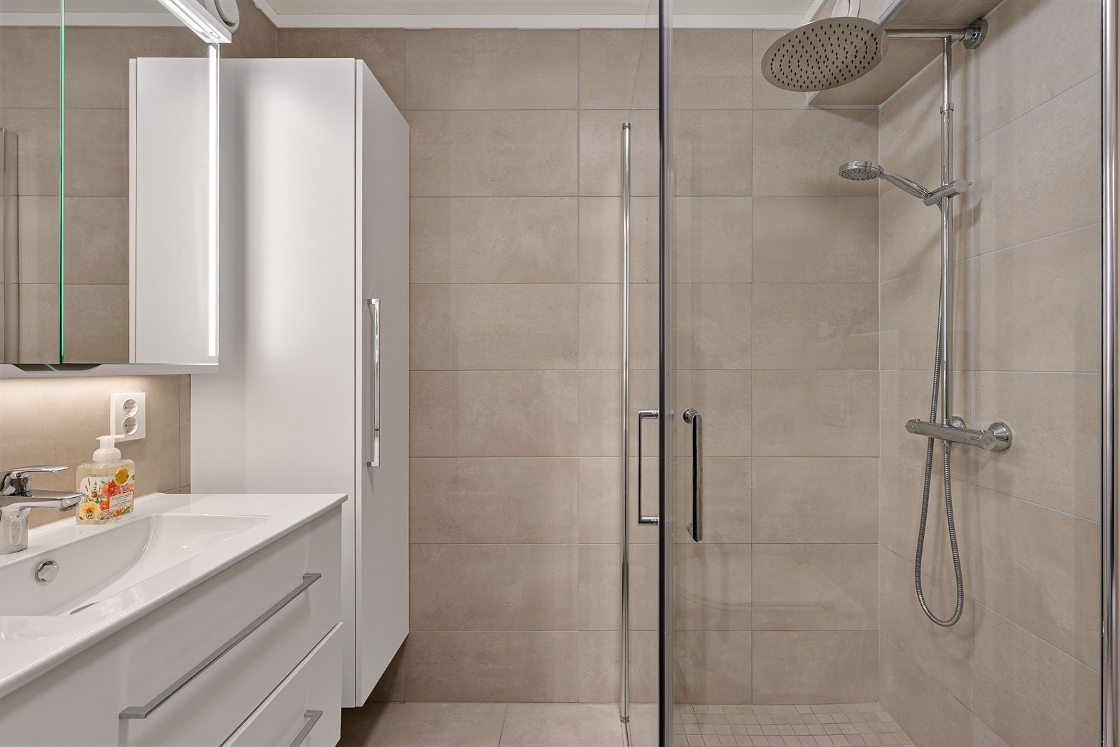 Bad ble renovert i 2023. Moderne og tidløse fliser i beigetoner. Galleribilde