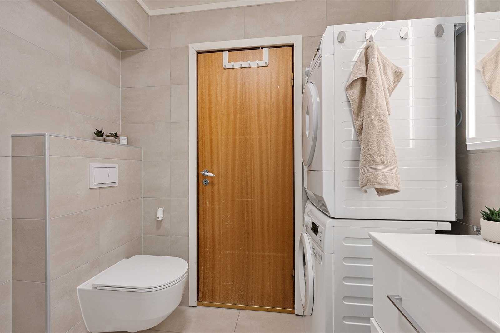 Vegghengt toalett og opplegg for vask- og tørk. Galleribilde