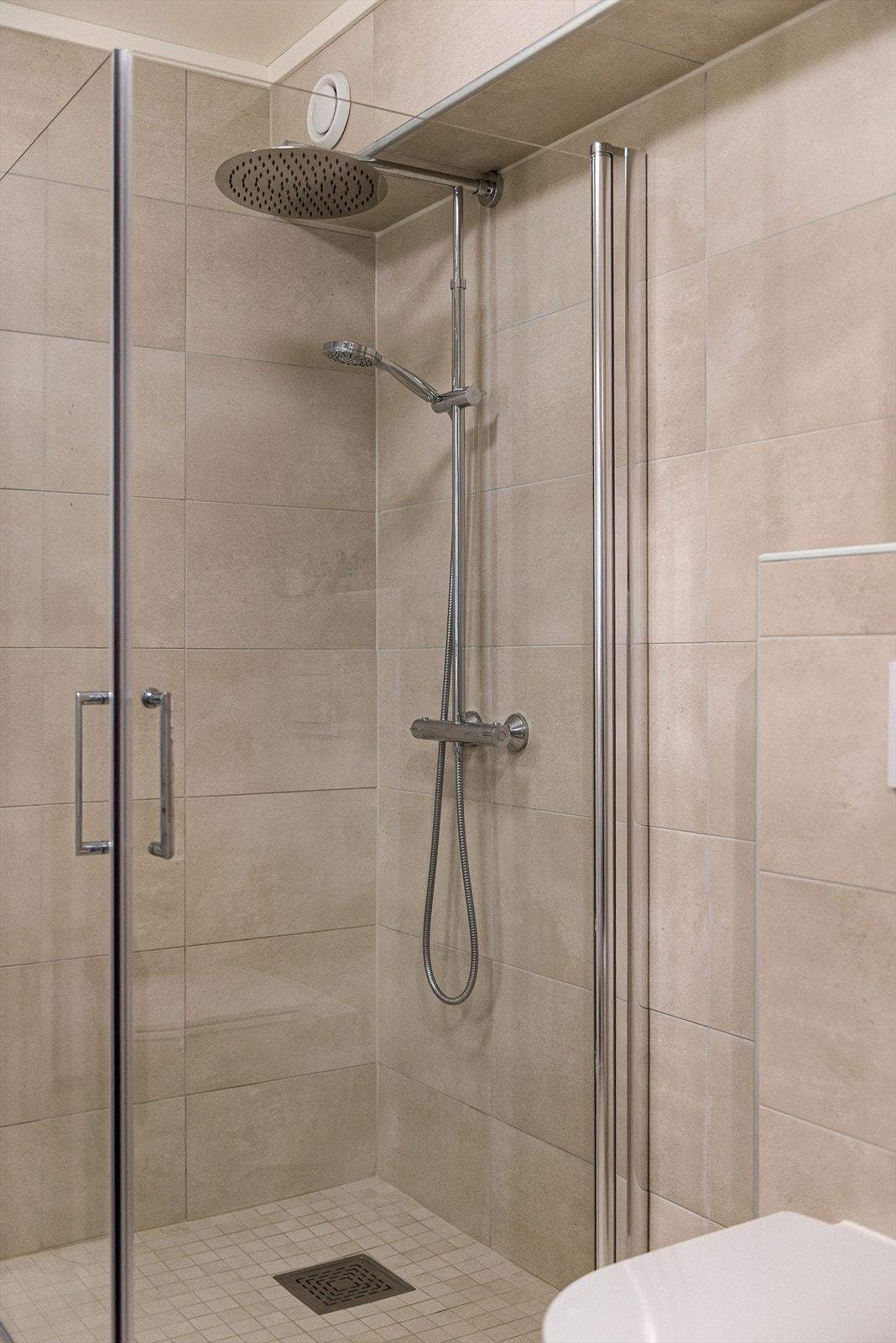 Dusjhjørne med dusjdører i glass, regnfallsdusj. Galleribilde