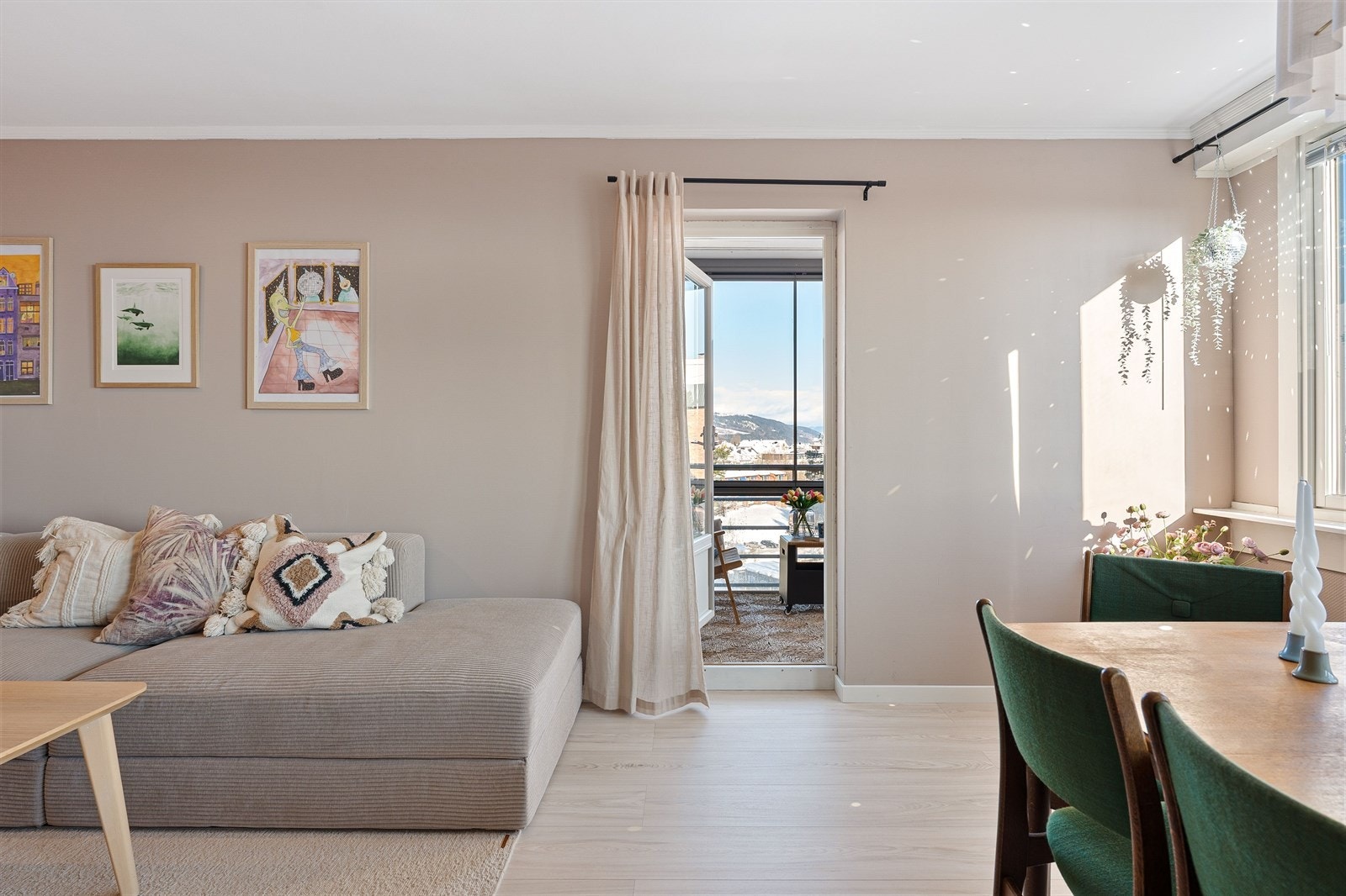 Utgang til innglasset balkong som er nordvestvendt. Galleribilde