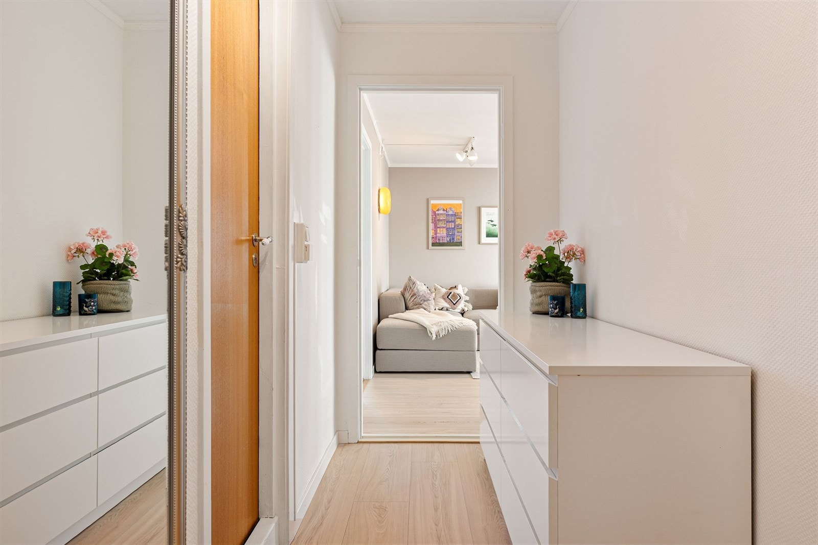 Lys entré med plass til knaggrekke og gangmøbler. Garderoberom/bod rett innenfor døren. Galleribilde