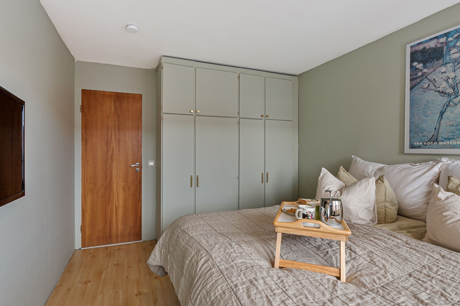 Godt med klesoppbevaring i plassbygget garderobeskap. Galleribilde