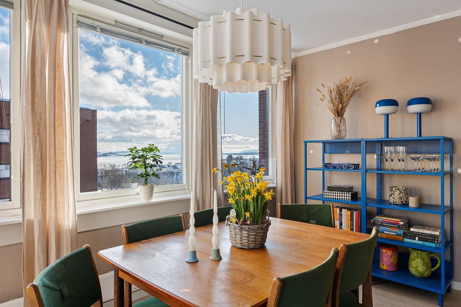 Flott mjøsutsikt fra spisestuen. Galleribilde