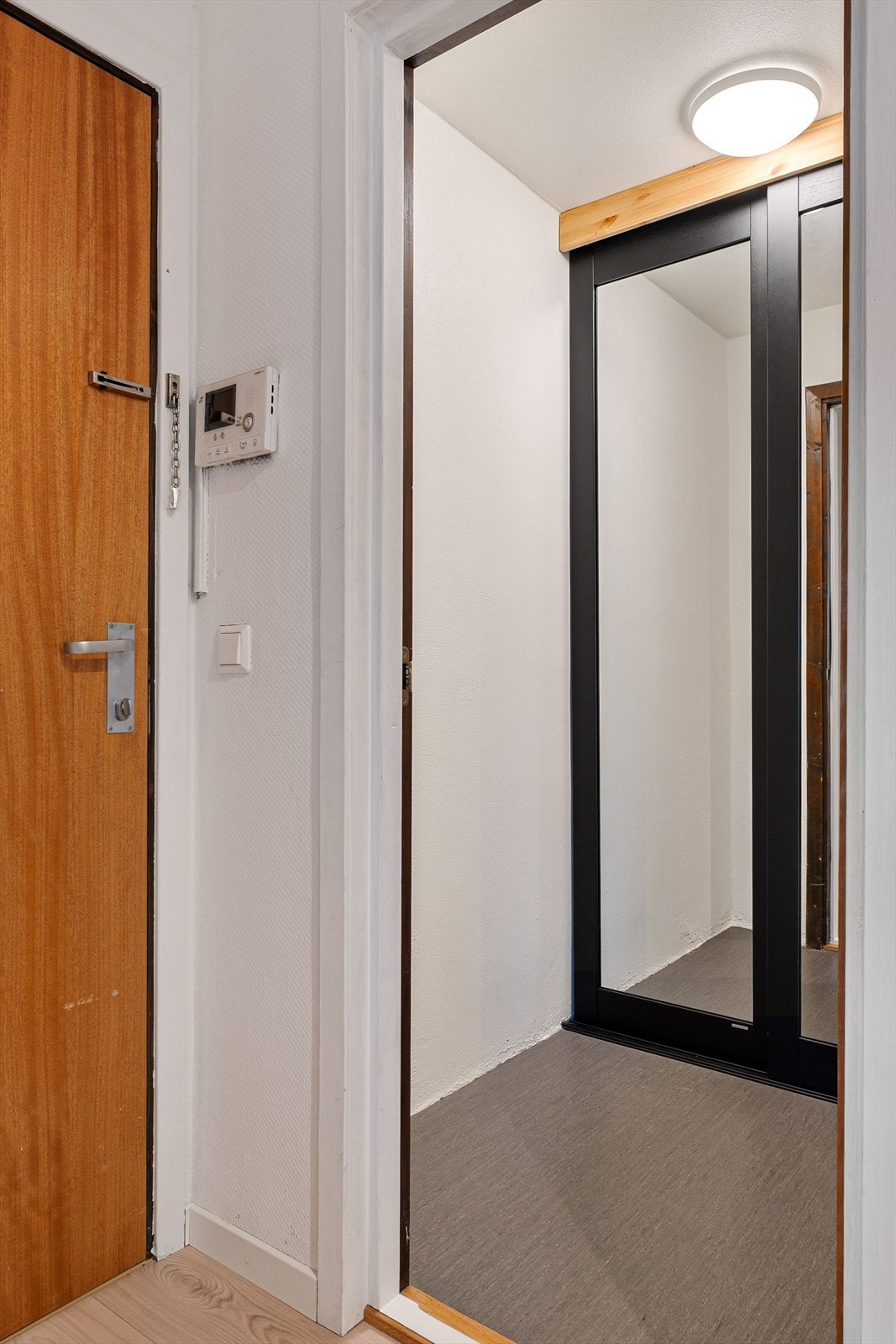 Praktisk garderoberom og bod med skyvedørsgarderobe. Galleribilde