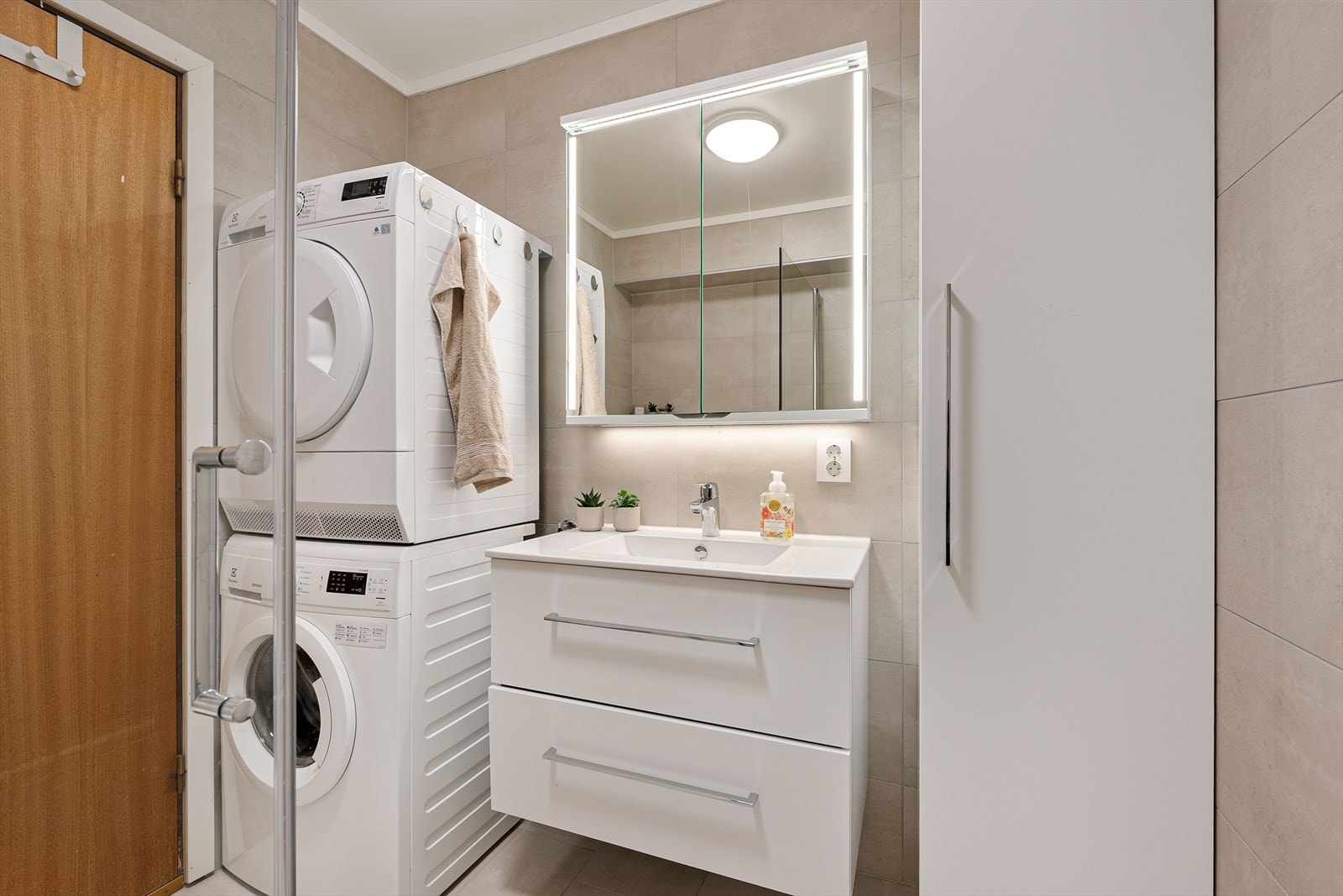 Praktisk og funkjsonelt høyskap med god oppbevaringsplass. Galleribilde