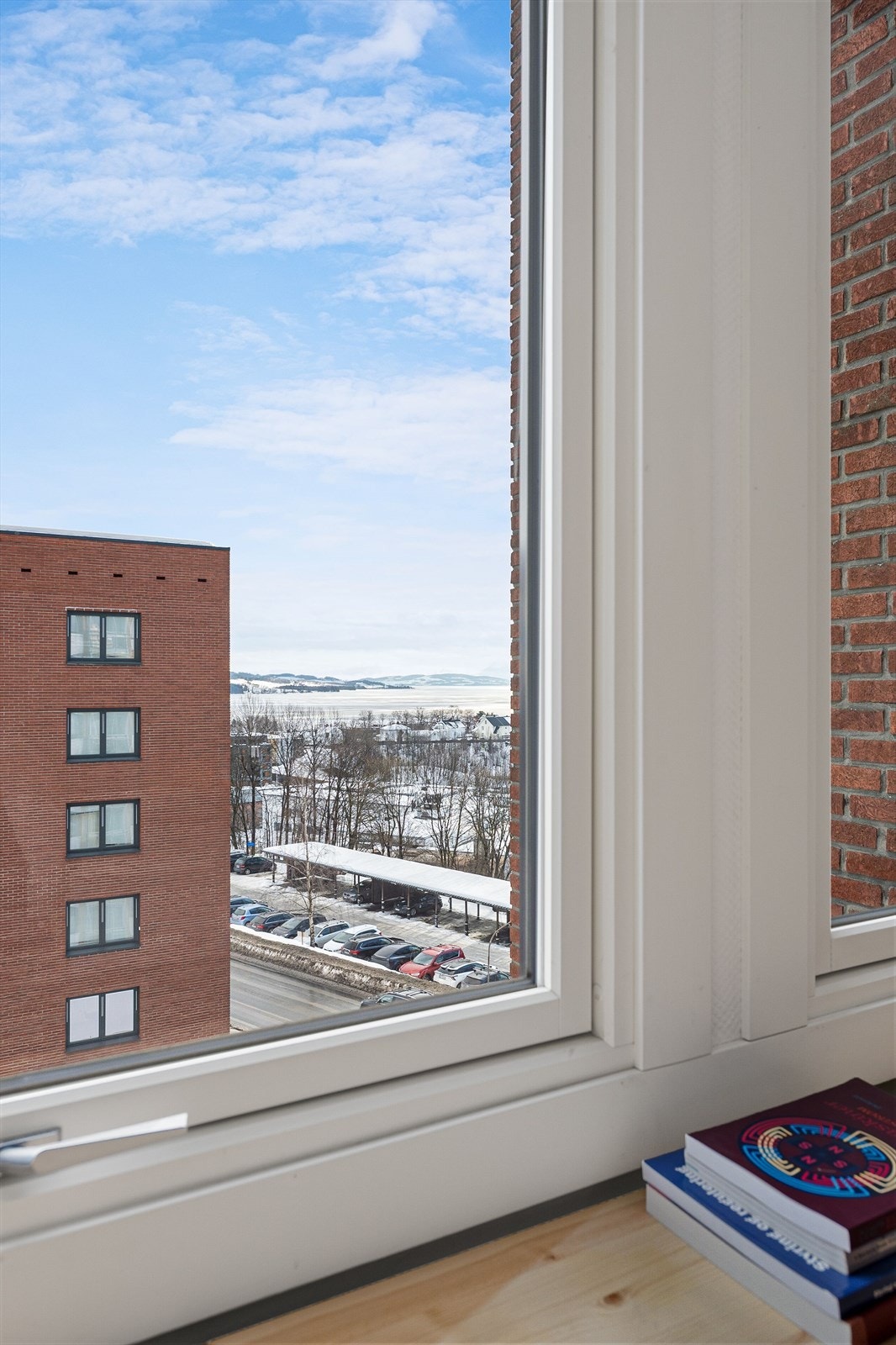 Kontor/studieplass med fin utsikt! Galleribilde