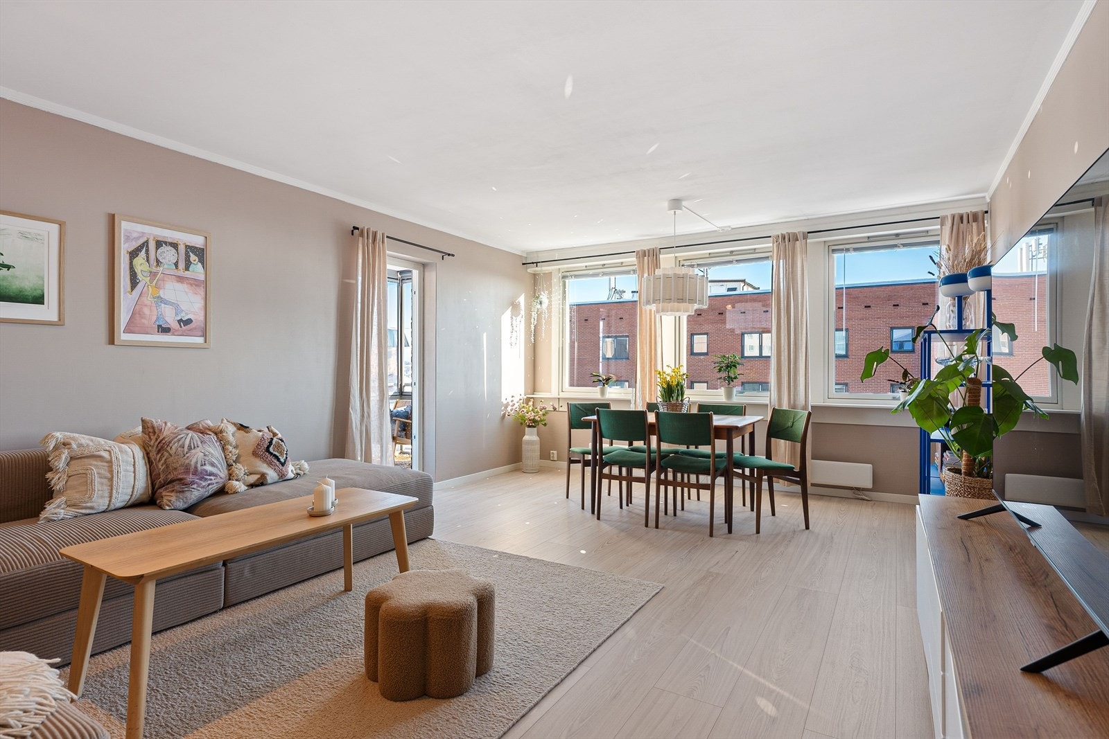 Lys og trivelig stue med nye overflater. Gode møbleringsmuligheter til ulike møbelgrupper. Galleribilde