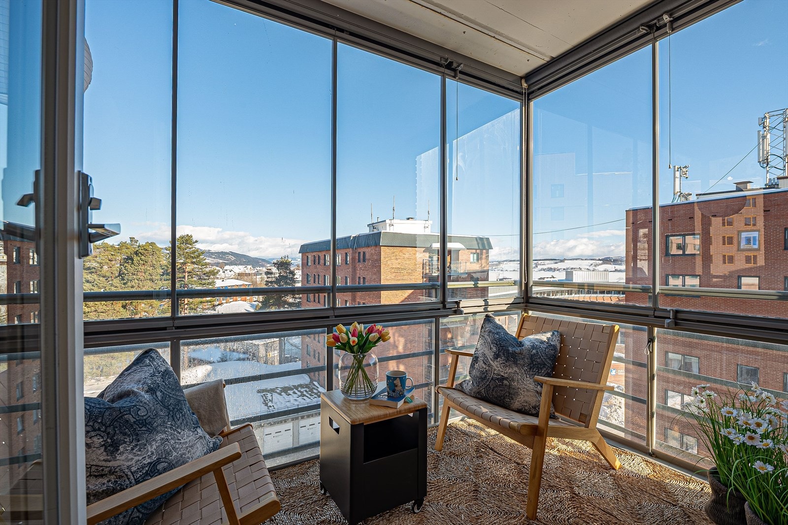 Koselig balkong som er en forlengelse av stuen. Galleribilde