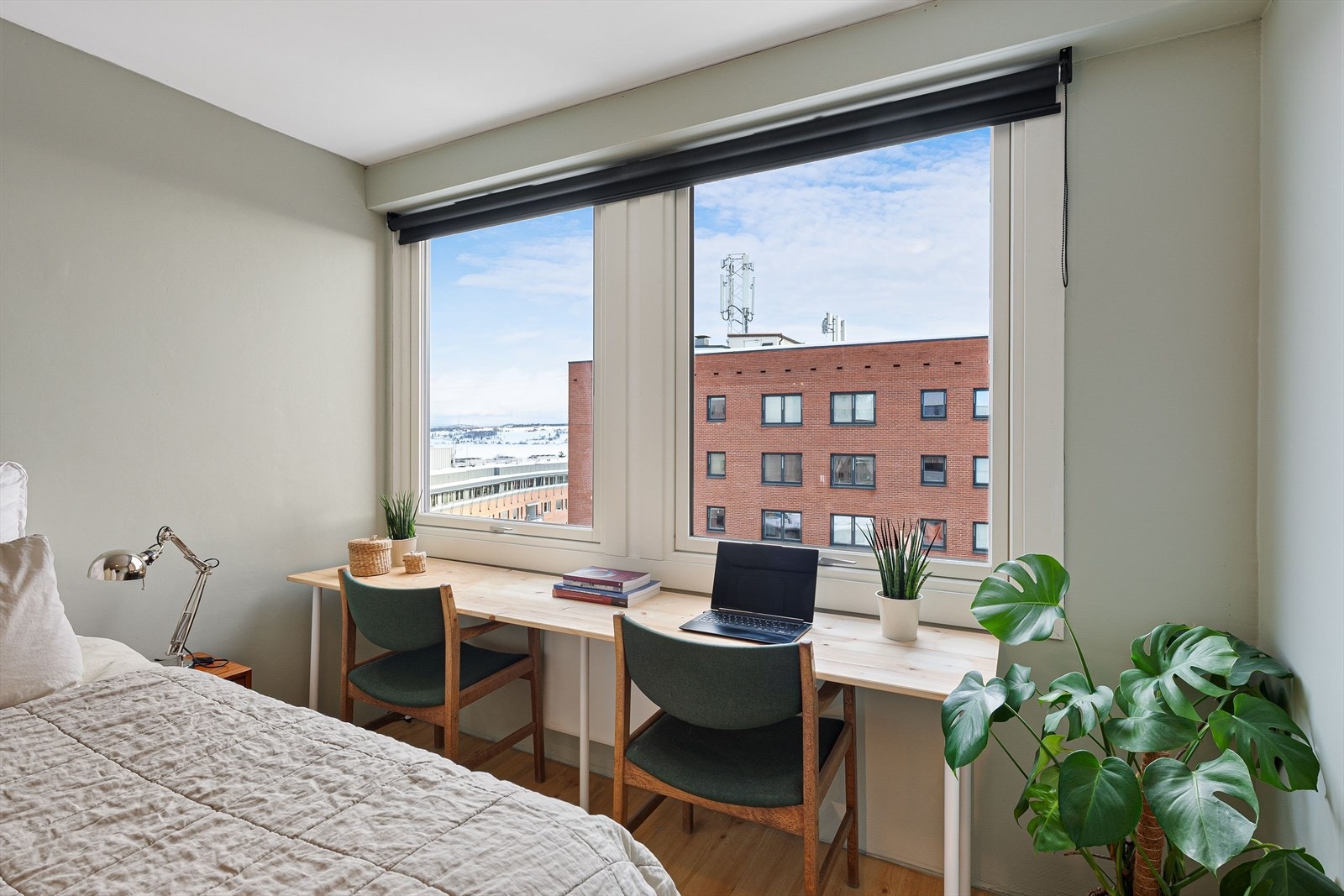 Smart innredet med skrivebordsløsning. Galleribilde