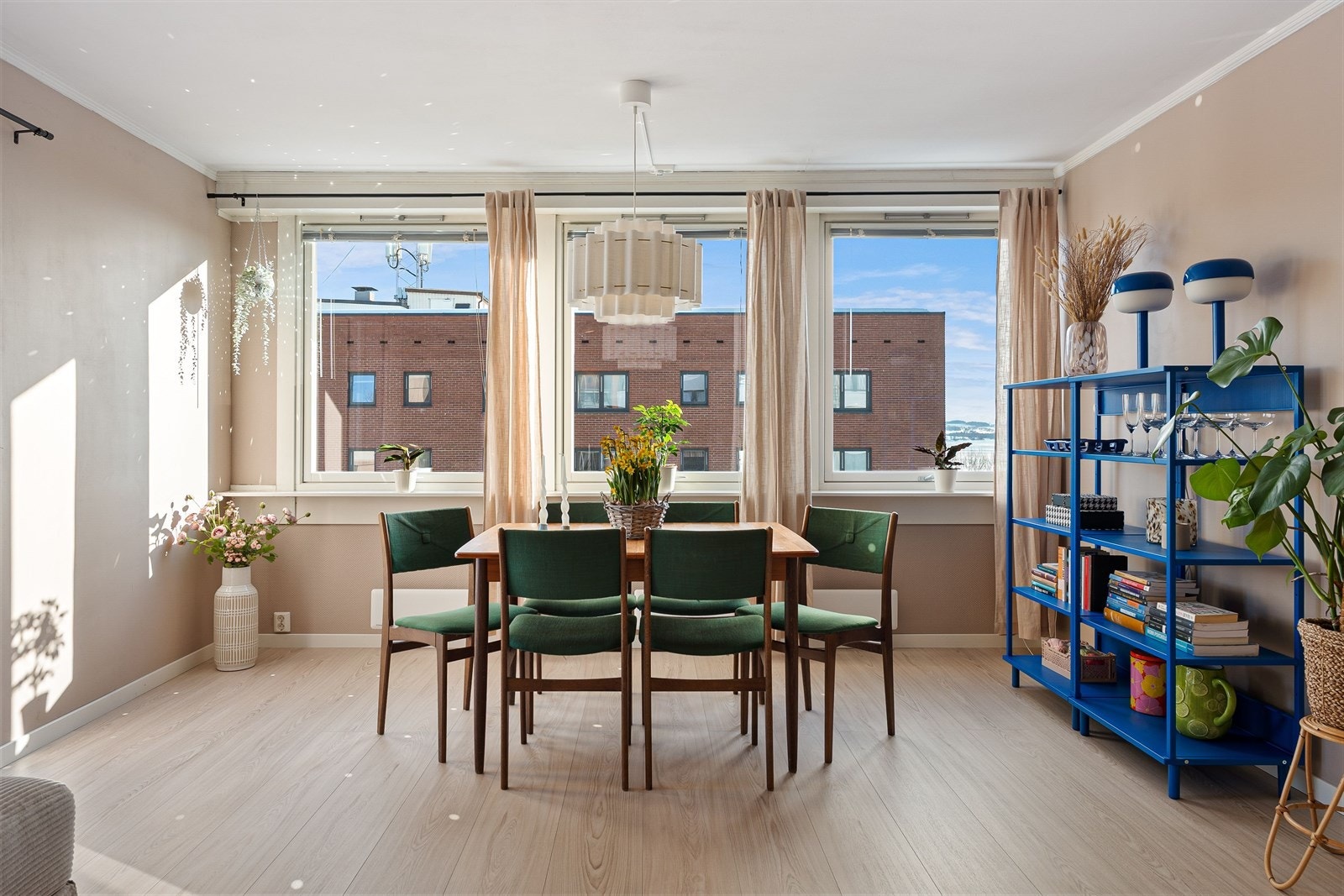 Gode lysforhold fra de østvendte vinduene. Galleribilde