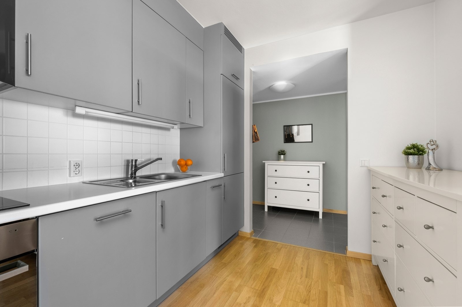 I tilknytning til kjøkkenet har du entre og bad. Galleribilde