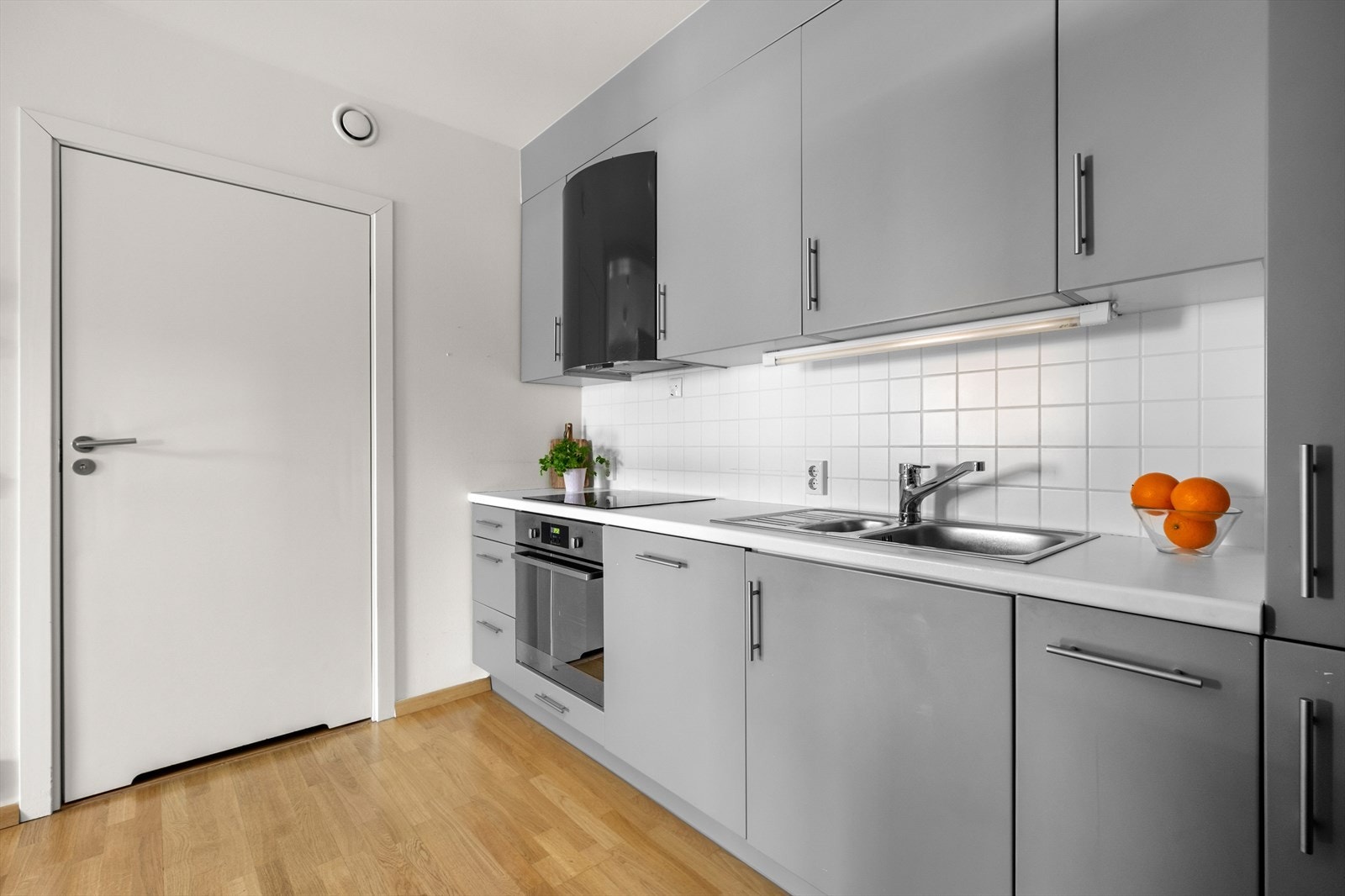 Kjøkkenet er på 8 m² og har rikelig med skapplass både i over- og underskap. Galleribilde