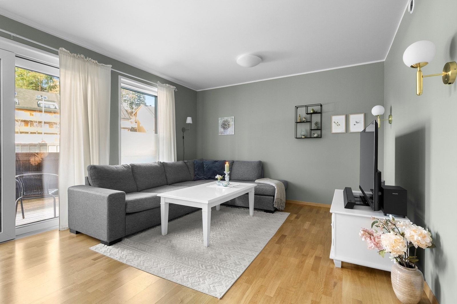 Leiligheten har fjernvarme som sørger for lave energi-kostnader og gir leiligheten energimerking Grønn B. Galleribilde