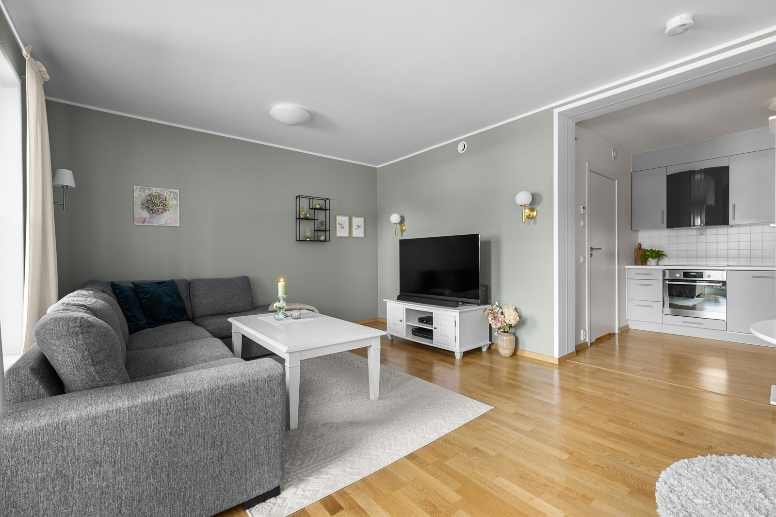 En lys og romslig 2(3)-roms selveierleilighet med praktisk beliggenhet i byggets 1. etg. Galleribilde