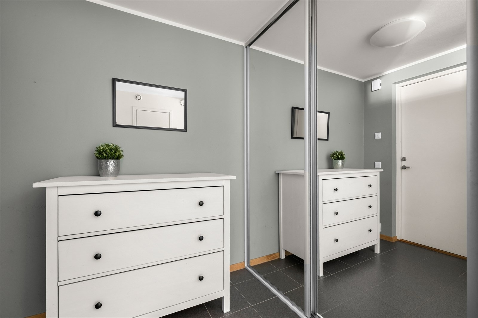 Romslig entre utstyrt med praktisk skyvedørsgarderobe for oppbevaring. Galleribilde