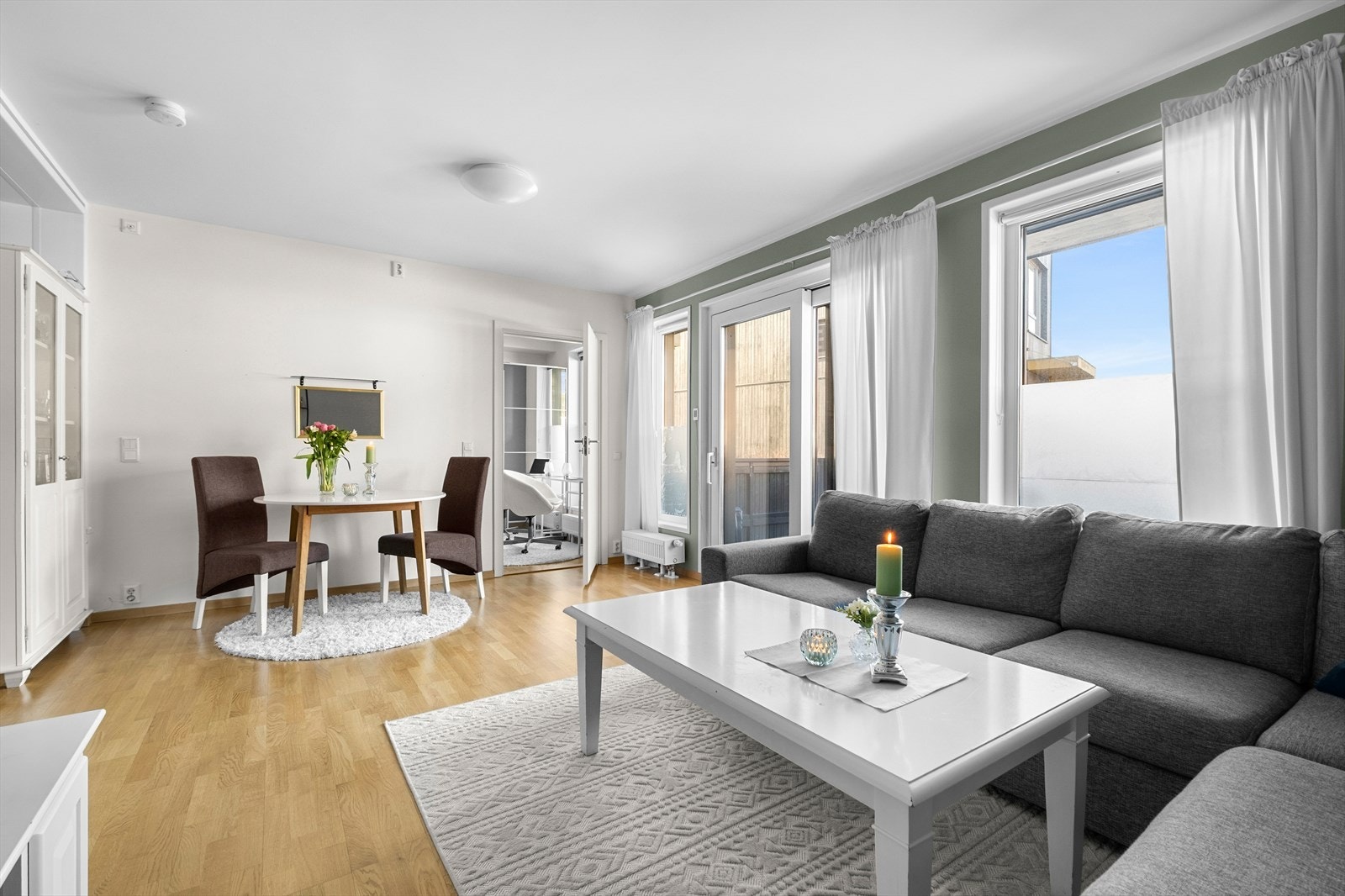 Stuen har en luftig atmosfære og flere store vindusflater som sørger for rikelig med naturlig lys-innslipp. Galleribilde