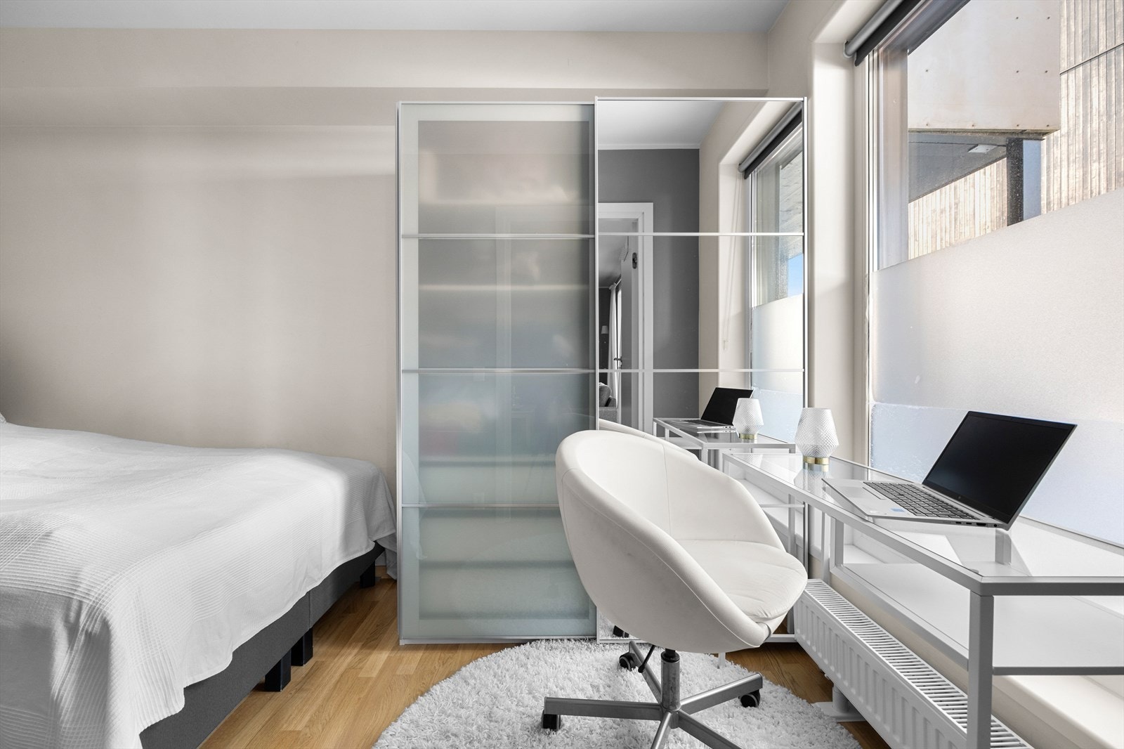 Leiligheten er opprinnelig tegnet inn med et ekstra soverom i stuen. Dette ble aldri valgt av første eier, men er fult mulig å ordne nå. Galleribilde