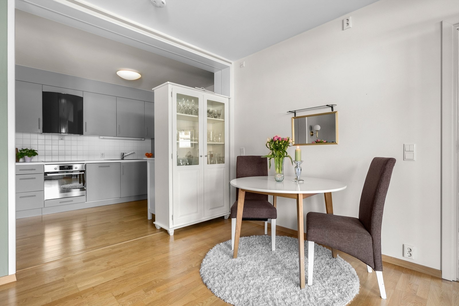 Leilighetens utforming gjør den enkel å dele inn i flere grupper. Her har man god plass til egen spisegruppe mellom tv-stuen og kjøkkenet. Galleribilde