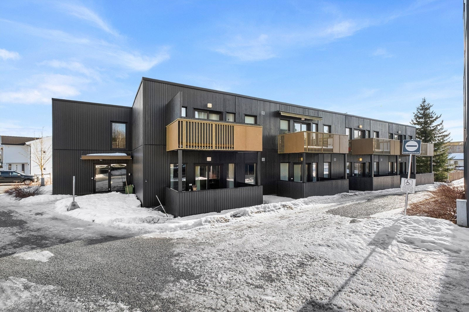 Hele sameiet hadde oppgradering med maling av fasader i 2023/2024. Velkommen til en trivelig visning! Galleribilde