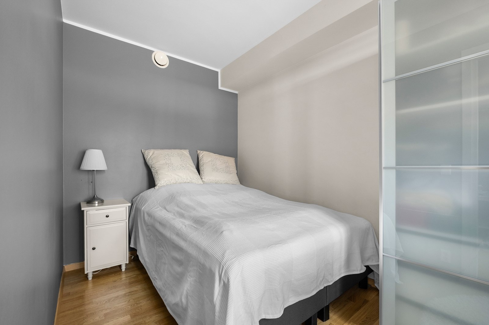 Soverommet er av god størrelse og måler 8m². Her har du god plass til ønsket sengestørrelse og tilhørende garderobeløsning. Galleribilde