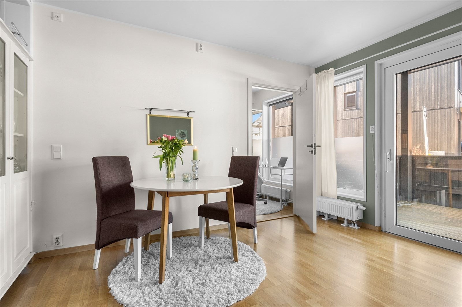 Fra stuen er det utgang til en romslig terrasse. Galleribilde