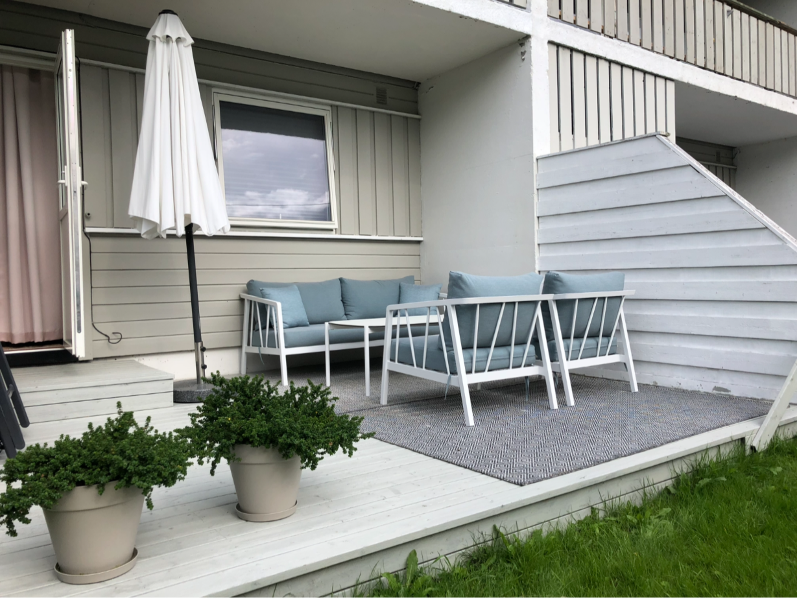 Lekkert uteområde med selgers bilde fra sommertid. Galleribilde