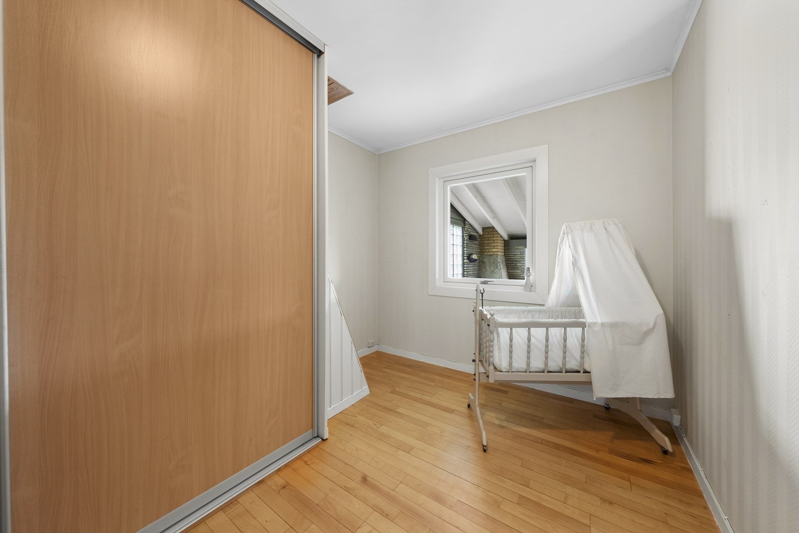 Soverom 2 har plass til seng og er utstyrt med skyvedørsgarderobe Galleribilde