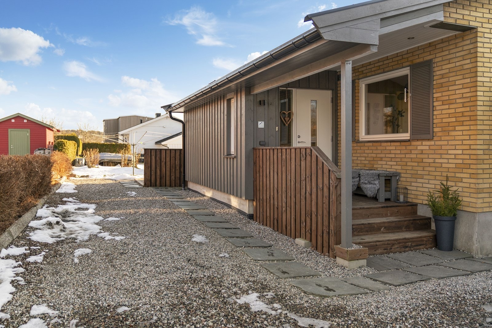 Boligen ble tilbygget med nytt inngangsparti og større bad i 2019 Galleribilde