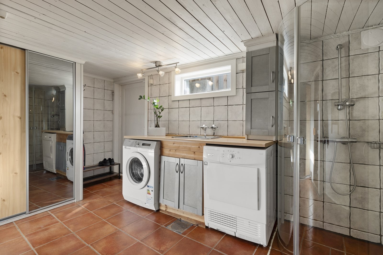 Romslig vaskerom med servant over innredning Galleribilde