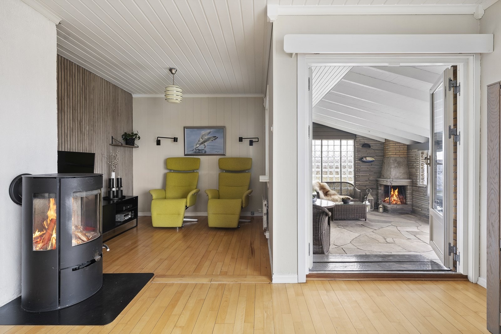 Det er montert peisovn som sørger for god oppvarming Galleribilde