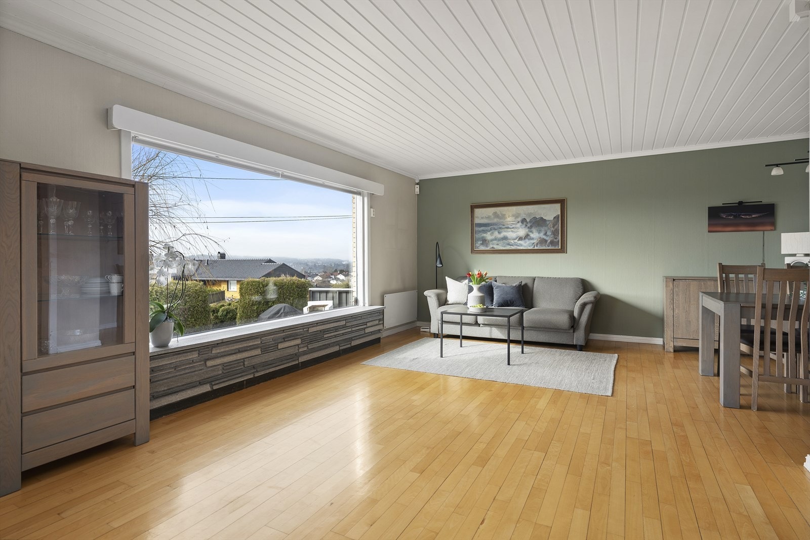 Lys og meget romslig stue med gode vindusflater som sørger for godt lysinnslipp Galleribilde