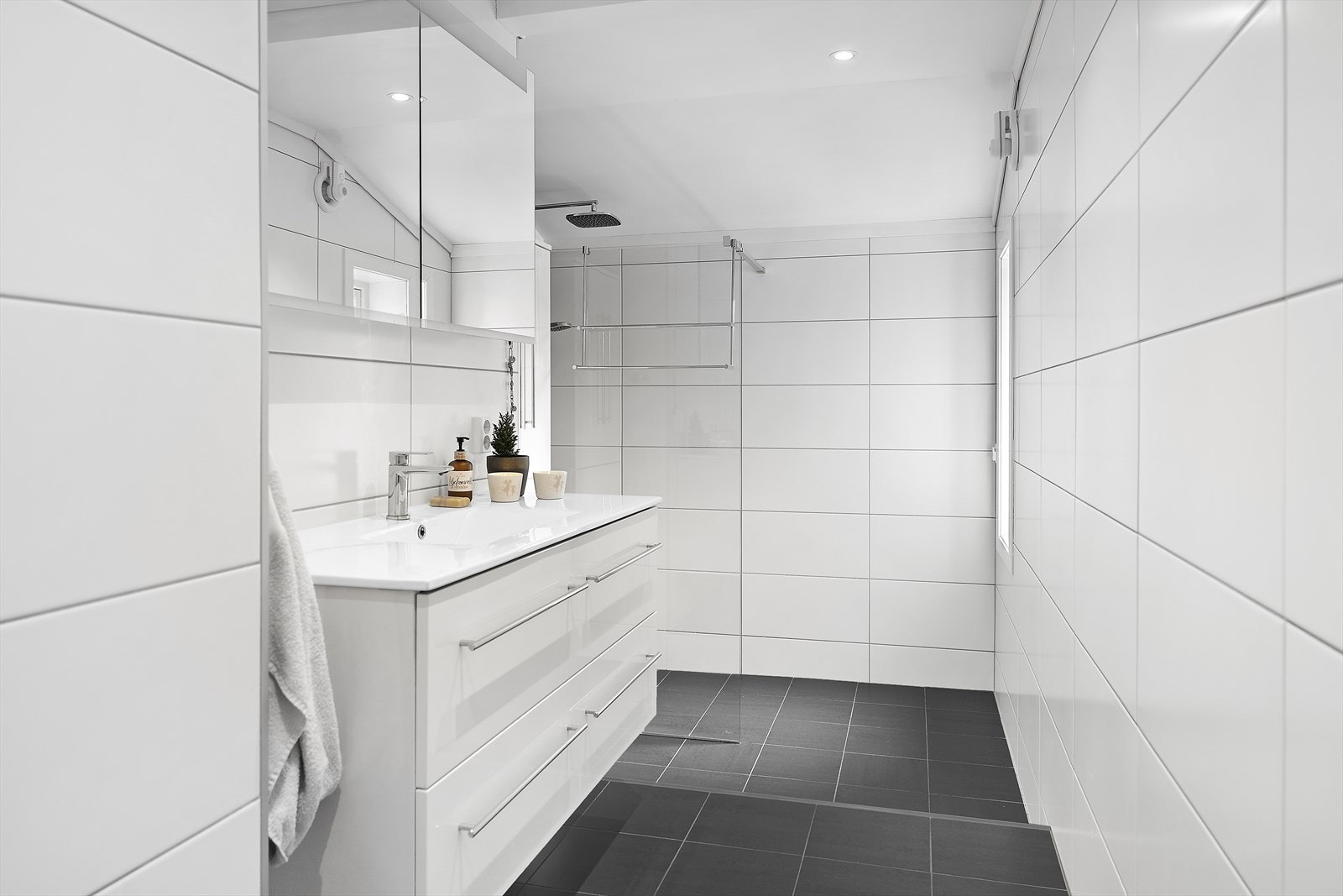 Pent, helfliset baderom som er pusset opp i 2019 Galleribilde