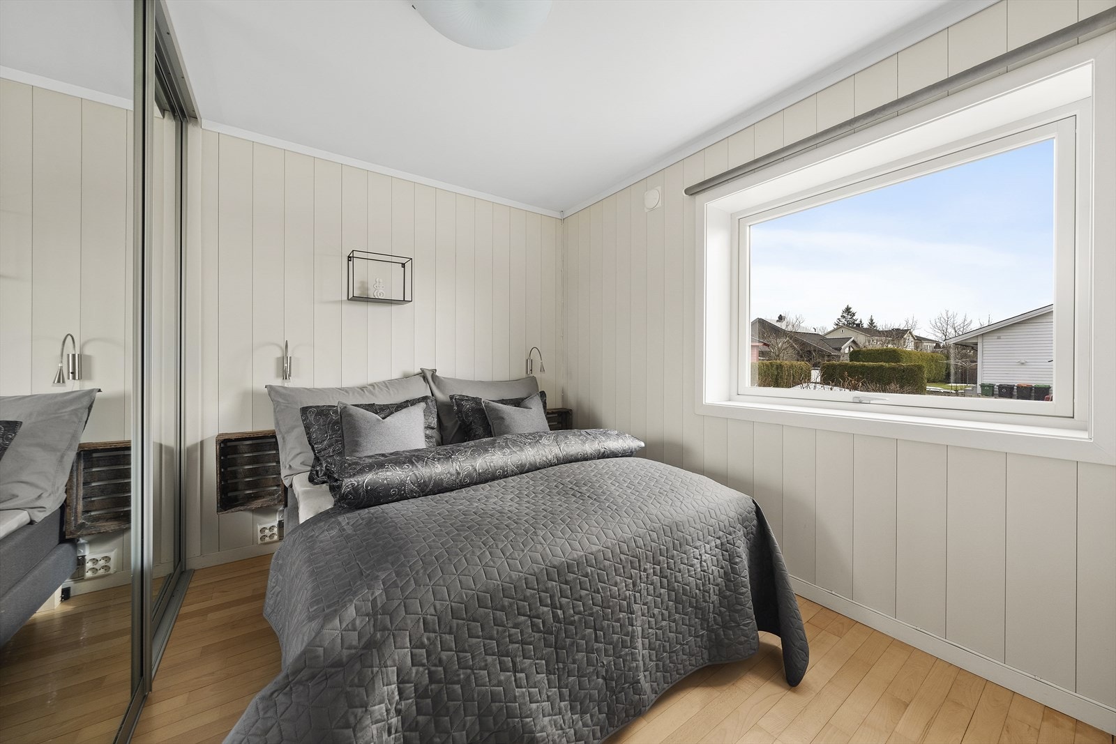 Hovedsoverommet er av god størrelse med plass til dobbeltseng, nattbord og annet mindre soveromsmøblement. Det er montert romslig skyvedørsgarderobe med speilfronter Galleribilde